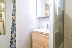 Shower, hair dryer, towels