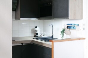 Fridge, microwave, stovetop, coffee/tea maker