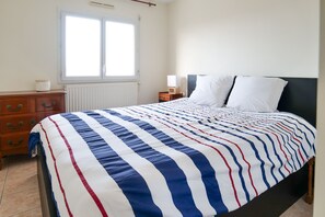 2 makuuhuonetta, silitysrauta/-lauta, ilmainen Wi-Fi, vuodevaatteet