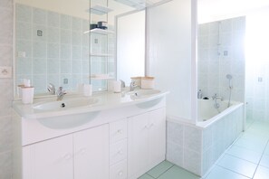 Douche, séchoir à cheveux, serviettes fournies