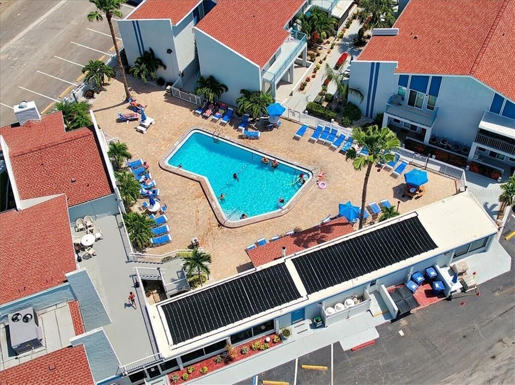 Madeira Beach 2 bedroom Condo with 2 pools - walk to beach and everything!