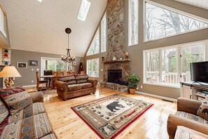 Smart-tv, eldstad och dvd-spelare