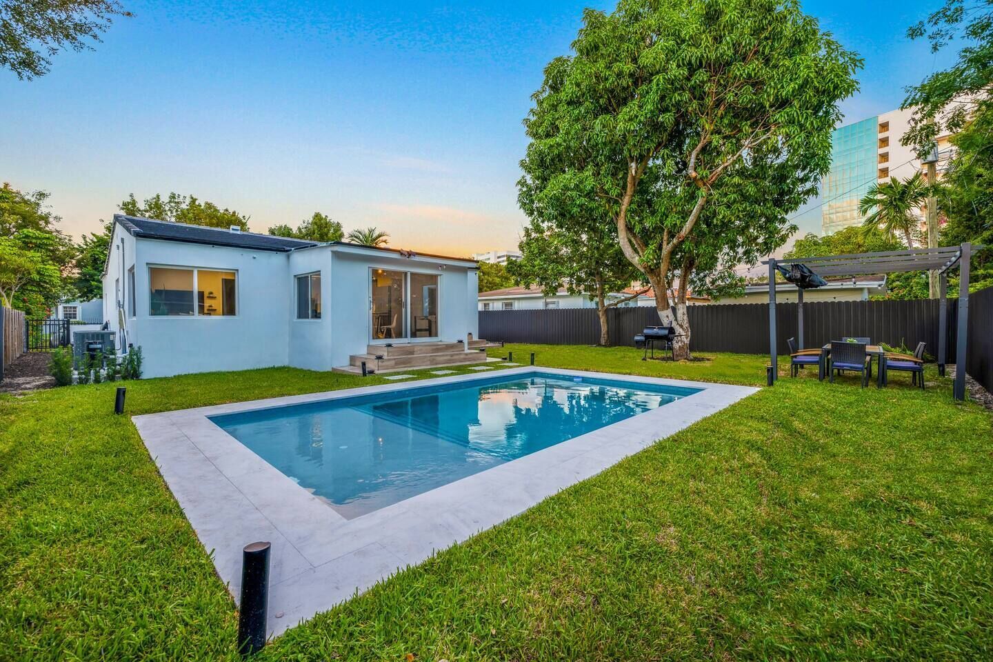 Pool House at Design District! Family-sized house with bbq and garden!