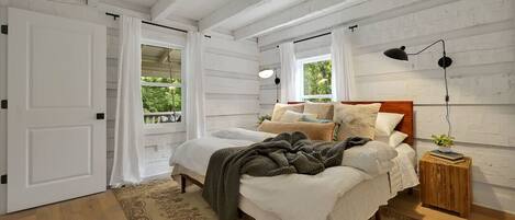 3 slaapkamers, een bureau, een strijkplank/strijkijzer, reisbedje