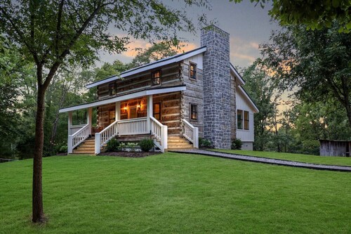 Luxury Modern Cabin* 5 Acres* Pickle Ball*Hot Tub