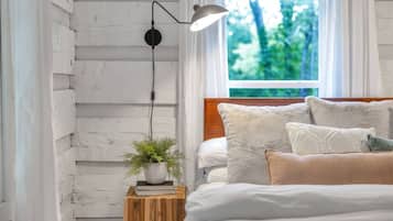 3 bedrooms, desk, iron/ironing board, travel crib