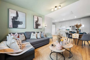 A modern living room with a sofa, coffee table, and artwork on the wall. - 1 BR City Chic Cosy Apt, Sleeps 4, Spring Discount (Southampton)
