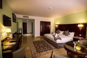 Suite Junior, salle de bains privée | Literie de qualité supérieure, minibar, rideaux occultants