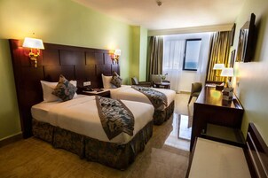 Habitación básica con 1 cama doble o 2 individuales, 1 habitación, baño privado, vistas a la ciudad | Ropa de cama de alta calidad, minibar, cortinas opacas y wifi gratis