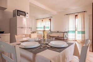 Studio 3 people - 1 night corner - AC - Terrace or Balcony | Living area | 26-inch flat-screen TV with satellite channels - Résidence Pierre & Vacances Vignola Mare (Aglientu)