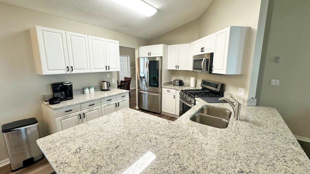 Kjøleskap, mikrobølgeovn, ovn og kokeplater