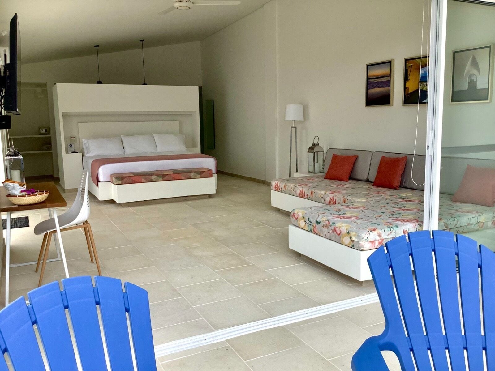 Deluxe Suite | Minibar, in-room safe, blackout drapes, free cribs/infant beds