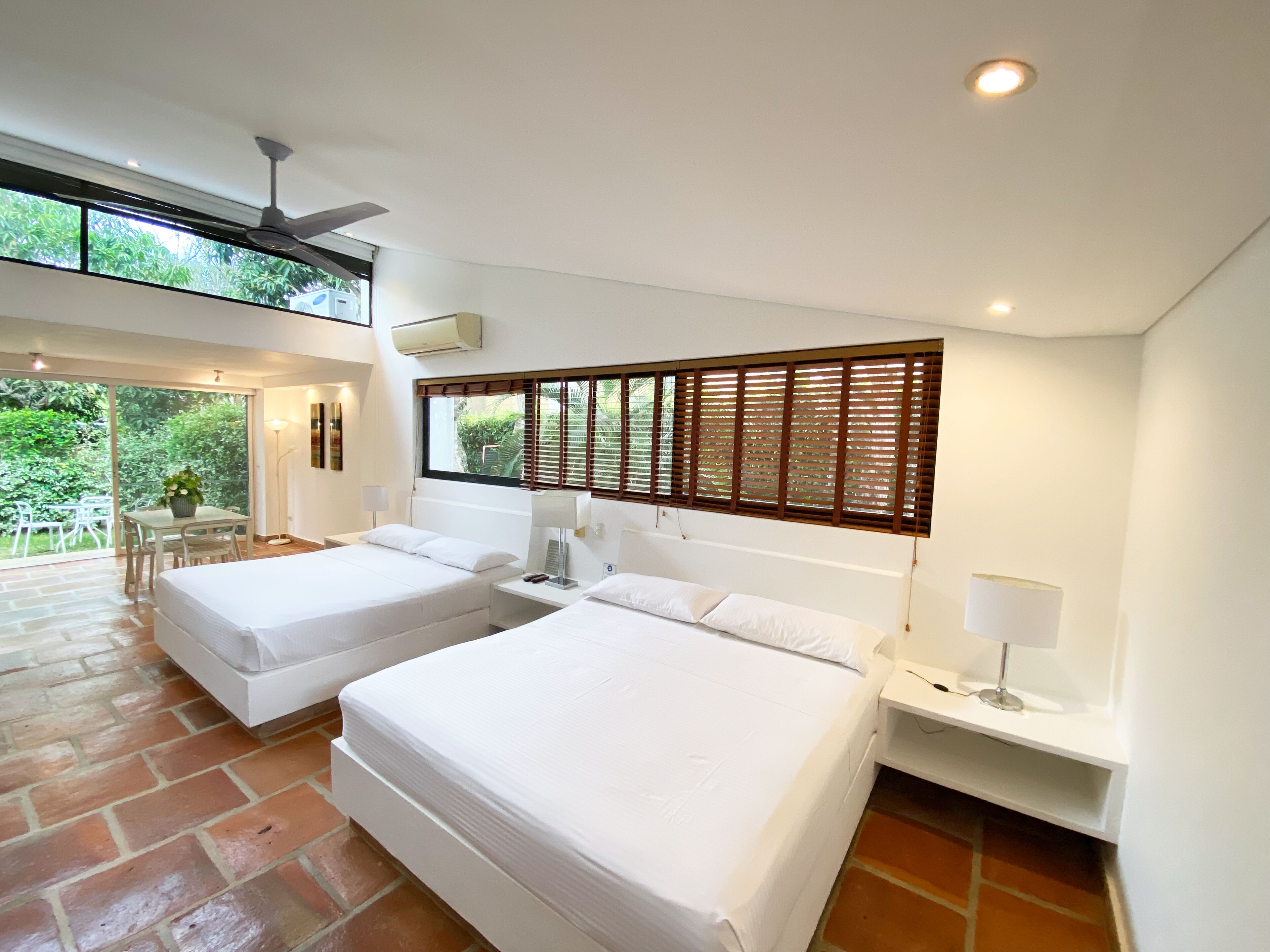 Suite estudio familiar | Minibar, caja fuerte, cortinas opacas y cunas gratuitas