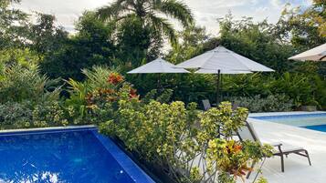 2 من حمّامات السباحة الخارجية