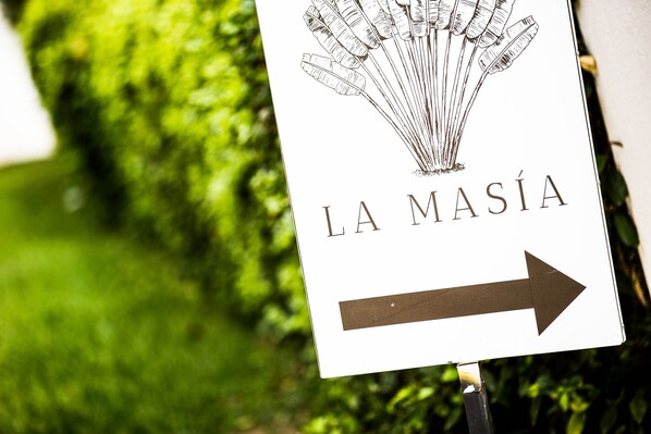 A directional sign with the text "LA MASÍA" and an arrow pointing to the right. - LA MASIA HOTEL BOUTIQUE (Anapoima)
