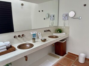 Family Studio Suite | Bathroom | Shower, rainfall showerhead, free toiletries, hair dryer - LA MASIA HOTEL BOUTIQUE (Anapoima)