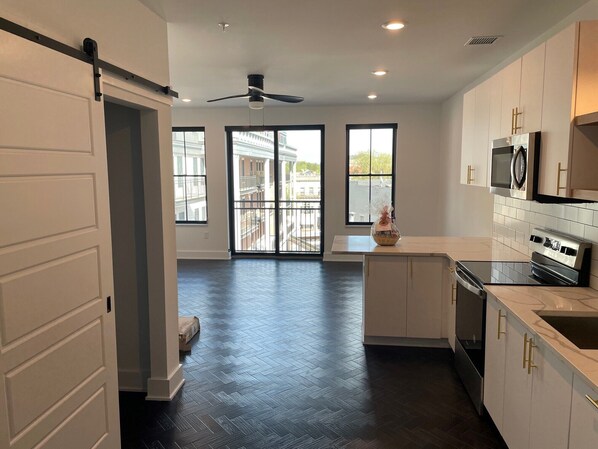 Mikrobølgeovn, ovn, kogeplade, opvaskemaskine