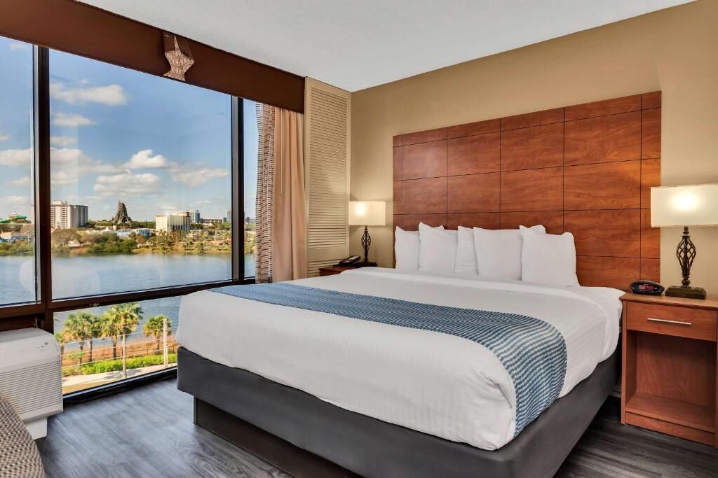 Ideal Orlando Stay: Spacious Hotel Room Near Disney & Universal | Free Parking