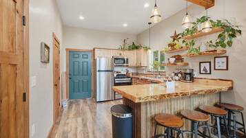 Coffee/tea maker, fridge, microwave, oven