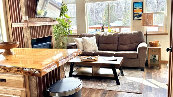 Smart TV, chimenea y libros 