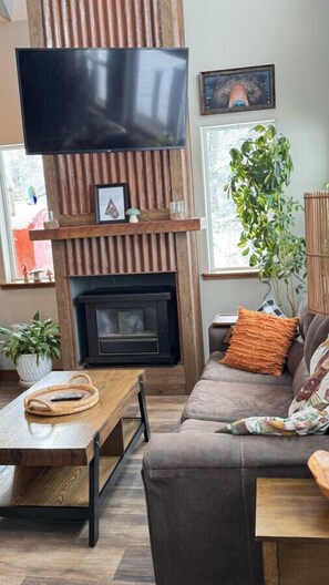 Smart-TV, Kamin, Bücher