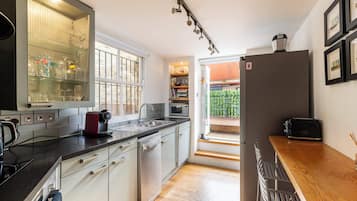 Basic Apartment | Private kitchen | Fridge, oven, stovetop, dishwasher