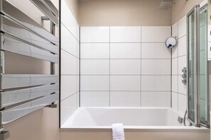 Basic Apartment | Bathroom | Bathtub, hair dryer, towels, soap - Charming Two Bed Maisonette in Notting Hill (London)