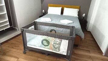 Una camera da letto con un letto, un comodino, una lampada e un tavolino con una rivista.