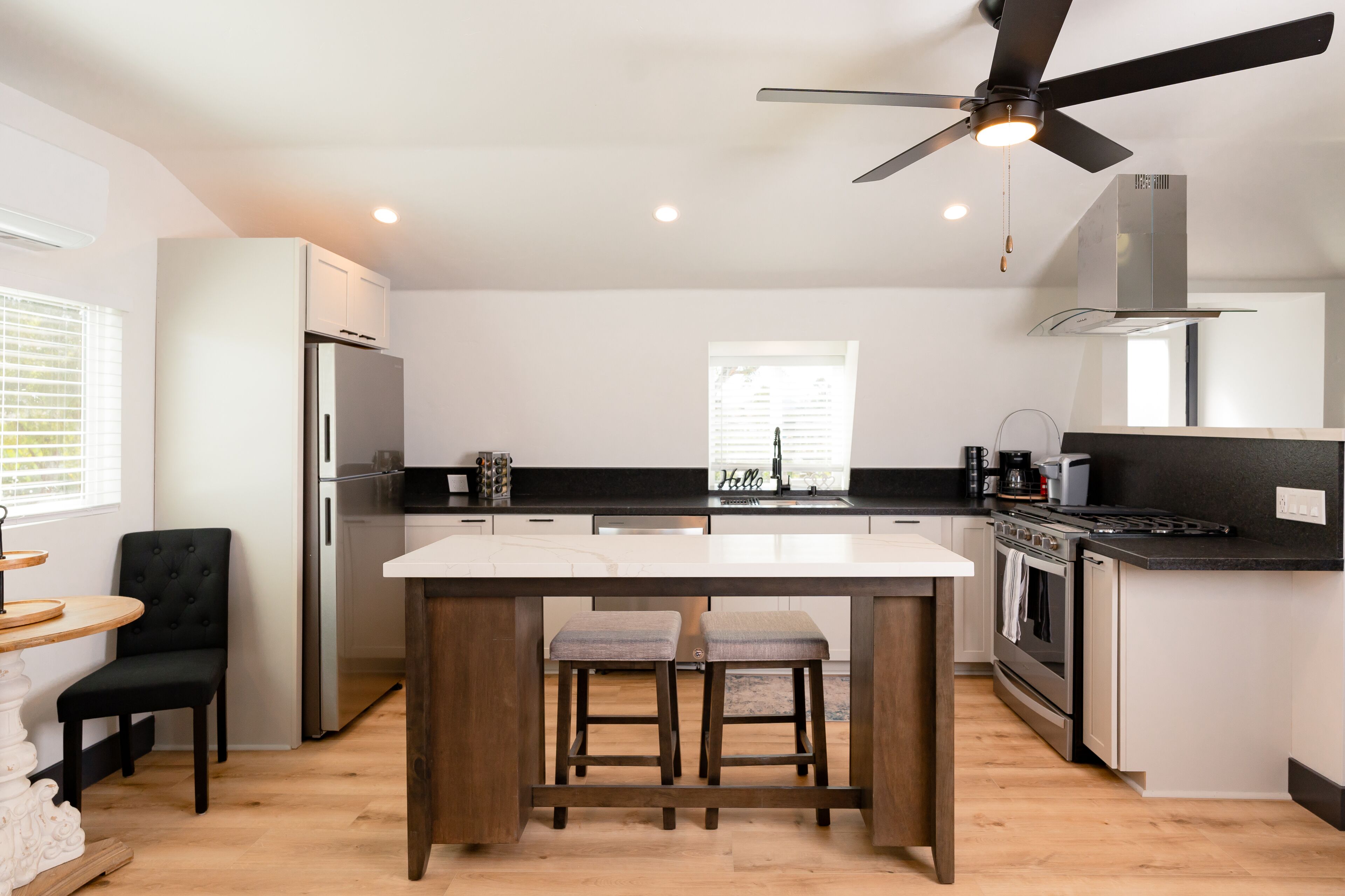 Kylskåp, mikrovågsugn, ugn och spishäll