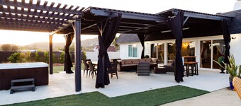 Rainbow Canyon Retreat:  Hot Tub, Fire Pit, Games Room - Sleeps 16+