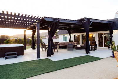 Rainbow Canyon Retreat: Hot Tub, Fire Pit, Games Room - Sleeps 16+