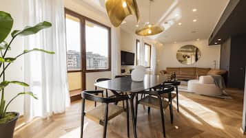 Apartamento superluxo | Área de estar | TV de tela plana 40 polegadas com canais digitais