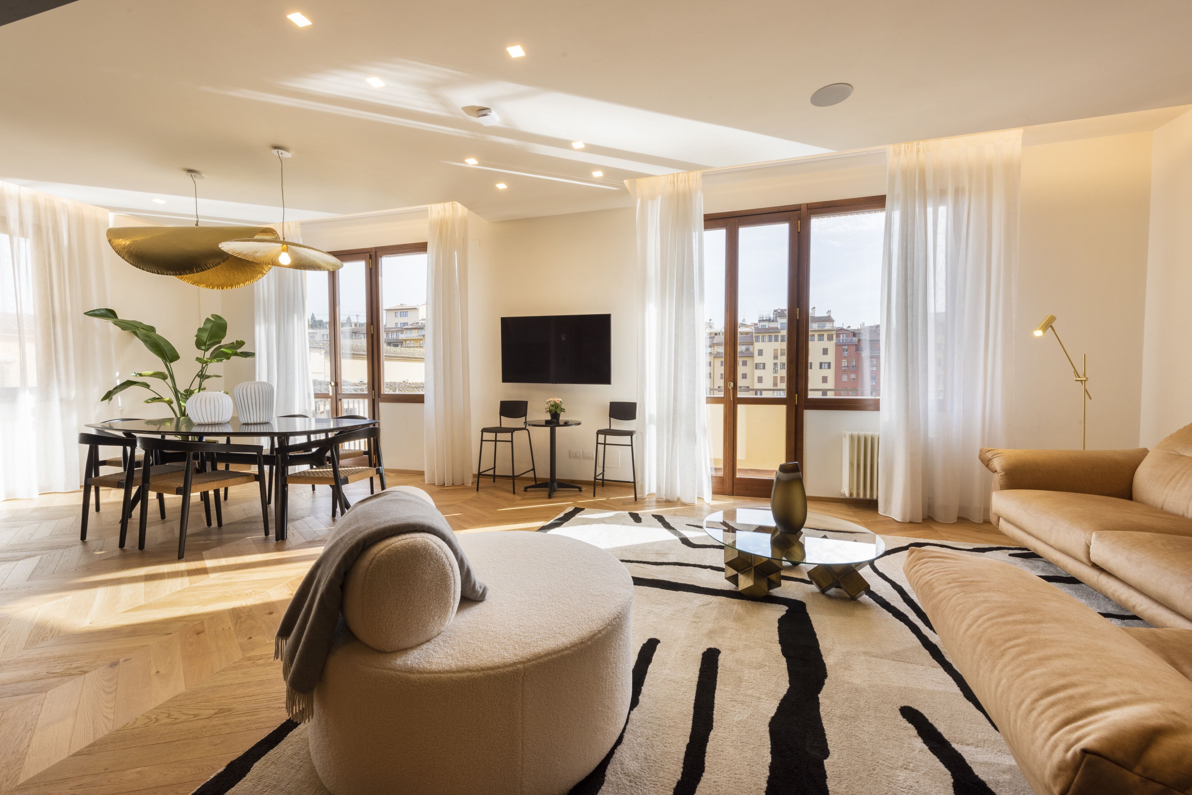Luxe appartement | Woonruimte | Een 40-inch flatscreentelevisie met digitale zenders