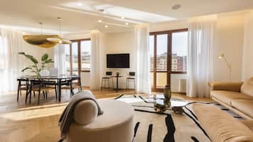 Apartamento superluxo | Área de estar | TV de tela plana 40 polegadas com canais digitais