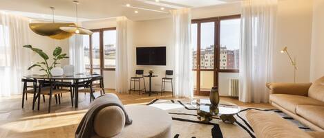Luxe appartement | Woonruimte | Een 40-inch flatscreentelevisie met digitale zenders