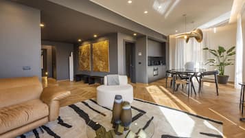 Apartamento superluxo | Área de estar | TV de tela plana 40 polegadas com canais digitais