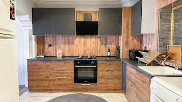 Full-sized fridge, microwave, oven, stovetop