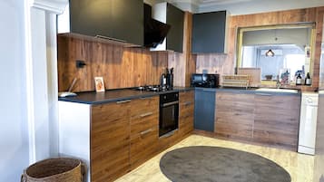 Deluxe Apartment, Sea View | Shared kitchen
