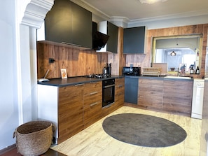 Apartemen Deluks, pemandangan laut | Dapur bersama | Lemari es besar, microwave, oven, dan kompor