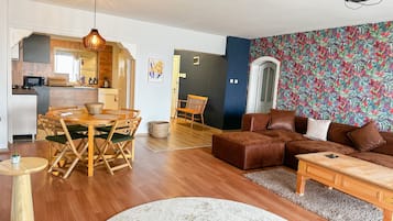 Deluxe Apartment, Sea View | Living area