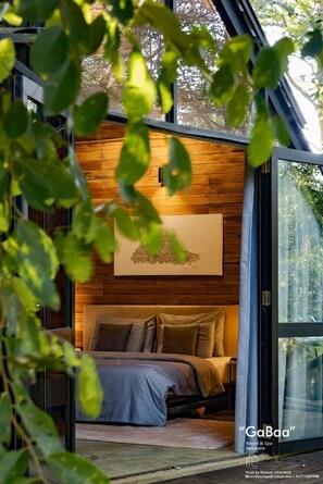 3 bedrooms, desk, WiFi, bed sheets