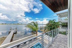 Property grounds - Channelside Paradise- Luxury 7 bedroom bay front with dock, pool/spa!! (Bradenton Beach)