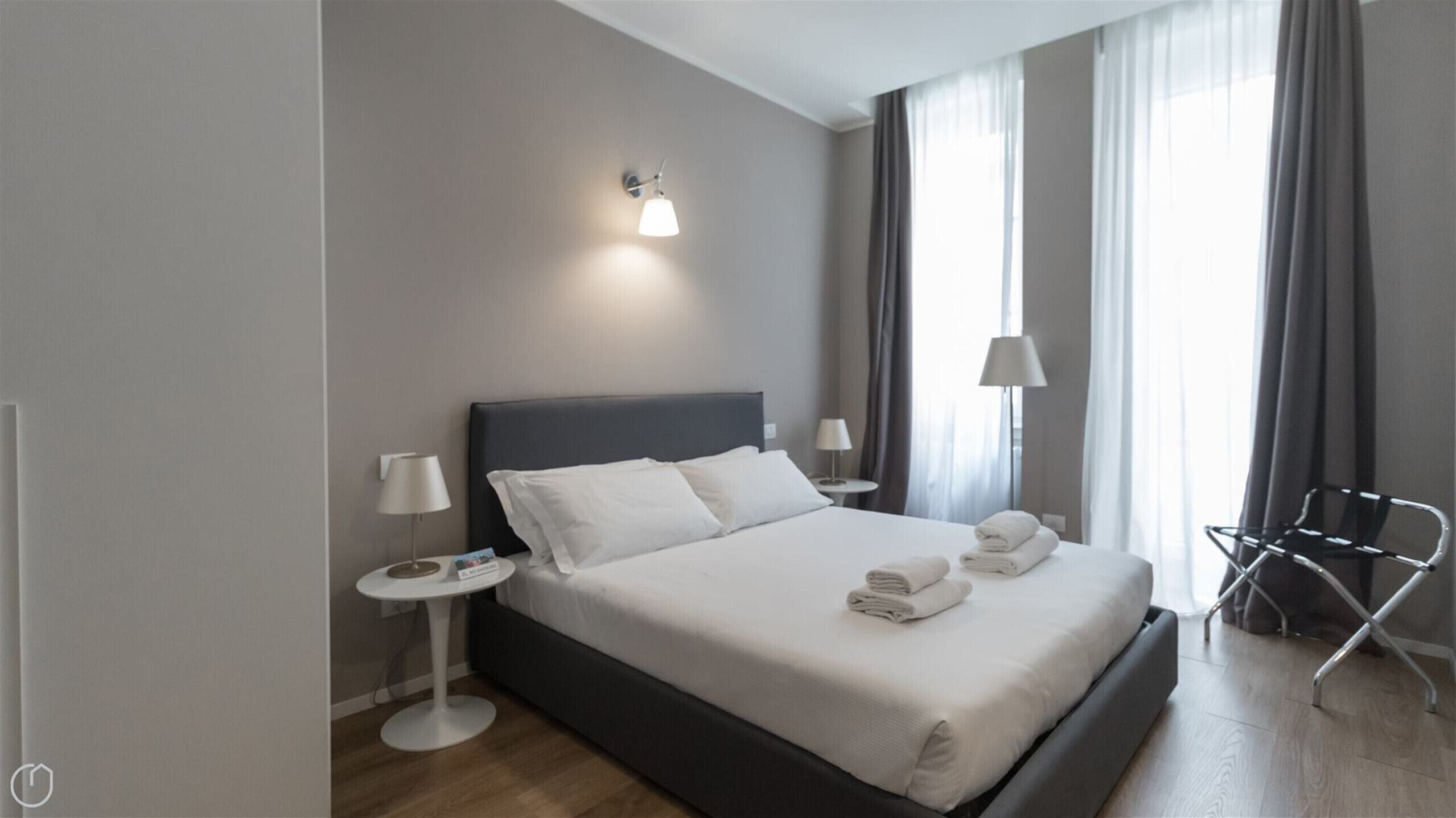 Tabla de planchar con plancha, wifi gratis y ropa de cama 