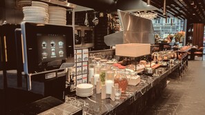 Se ofrece un desayuno bufé todos los días (24.90 EUR por persona)