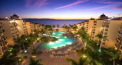 Oceanfront Elegance: 3400 SqFt Penthouse with Jacuzzi Dec 21-28- Contact Host!