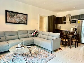 Alloggio Luxury su due livelli, 1 letto king, vista giardino | Area soggiorno | Monitor per computer, stampante