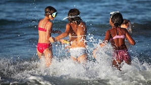 Trois personnes qui jouent dans l’eau.