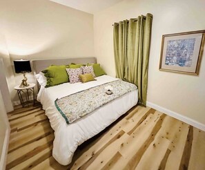 1 bedroom, iron/ironing board, WiFi, bed sheets - The Cardinal 810 A / KING 1BD/1BA Apt (Evansville)