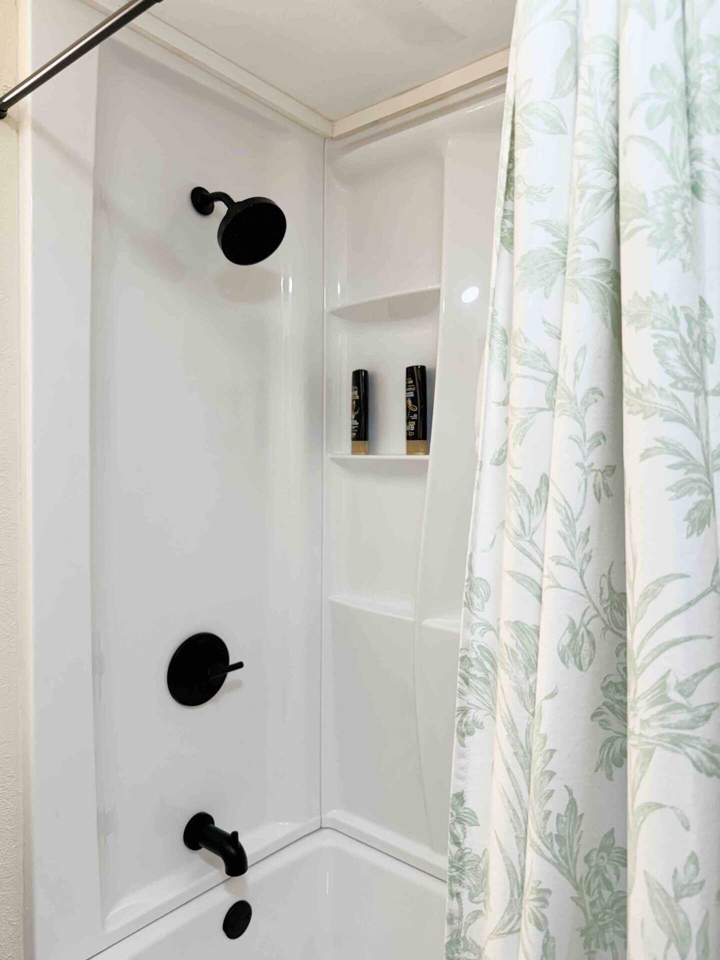 Haartrockner, Handtücher, Seife, Shampoo