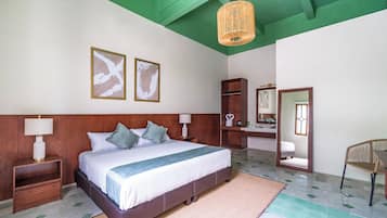 Safe på rommet, skrivebord for bærbar PC og strykejern/-brett